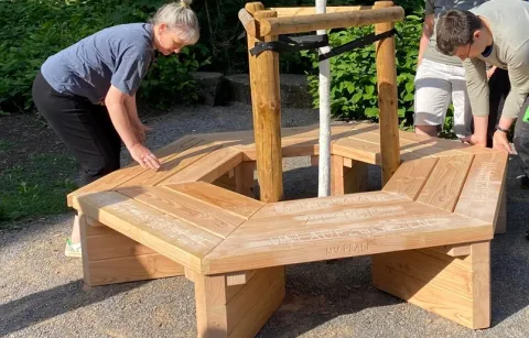 Holzbank-Projekt mit der Sekundarschule am Eichholz