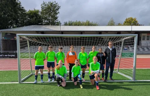 Mädels -Team schlägt sich tapfer beim Landesportfest im Fußball